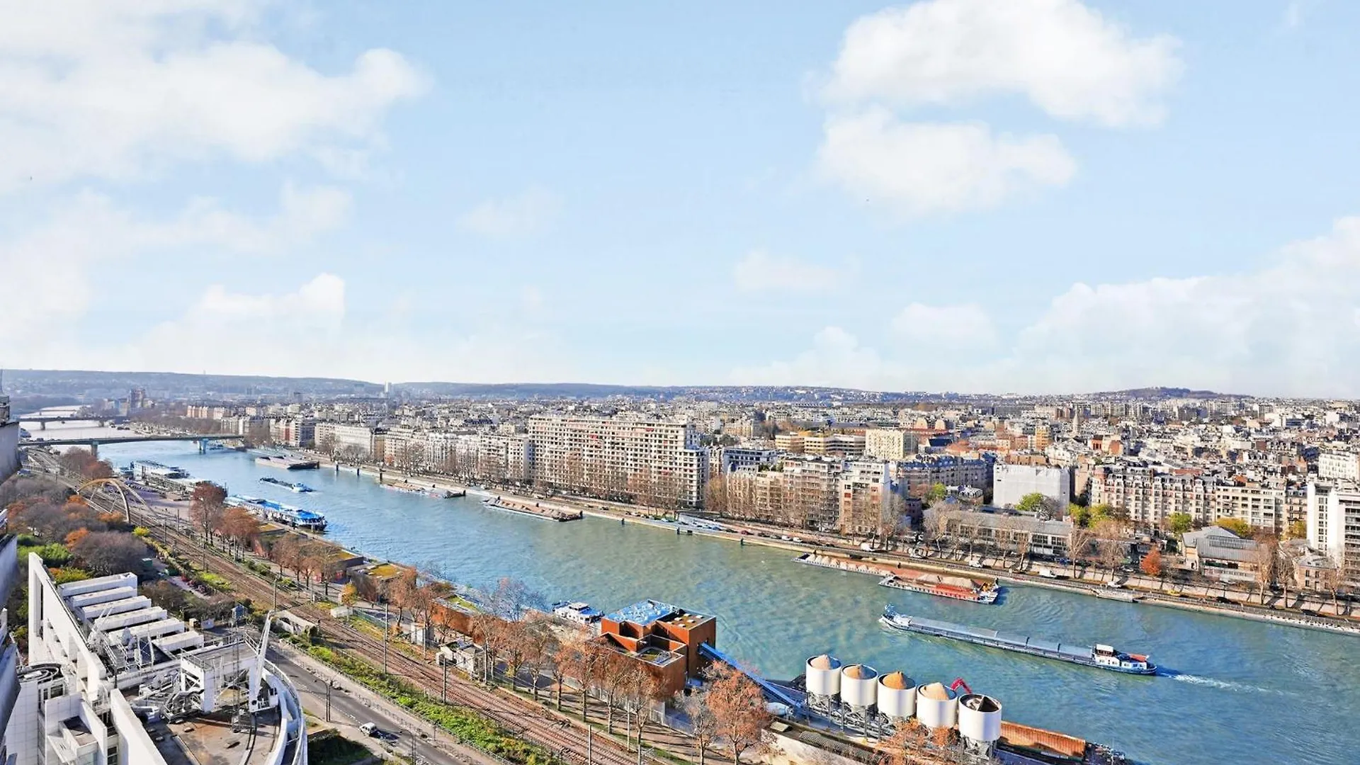 Apartment Studio Refait A Neuf Avec Balcon Et Vue Sur La Seine - Bail Mobilite Paris