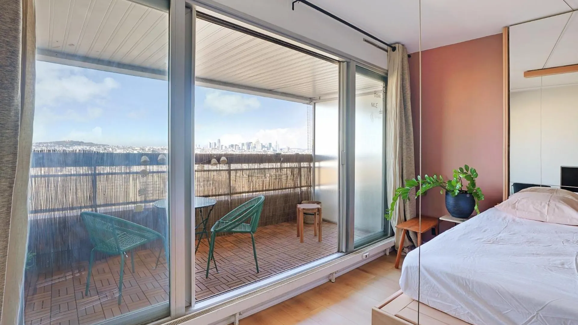 Studio Refait A Neuf Avec Balcon Et Vue Sur La Seine - Bail Mobilite Paris Apartment